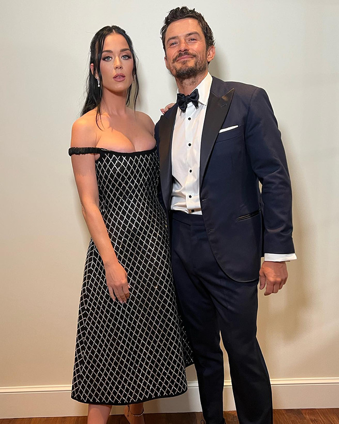 Katy Perry y Chris Pratt se vistieron formalmente posando en el interior ante la corte más de $ 15 millones en emisión de alquiler de propiedades.