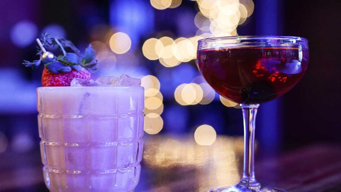 Las bebidas mixtas se muestran en un bar en Baltimore, el 8 de febrero de 2023.