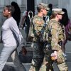 El personal de la Guardia Nacional vigila cuando los viajeros llegan a la entrada a la estación de Union cerca del Capitolio, en Washington, DC, el jueves 14 de agosto de 2025.