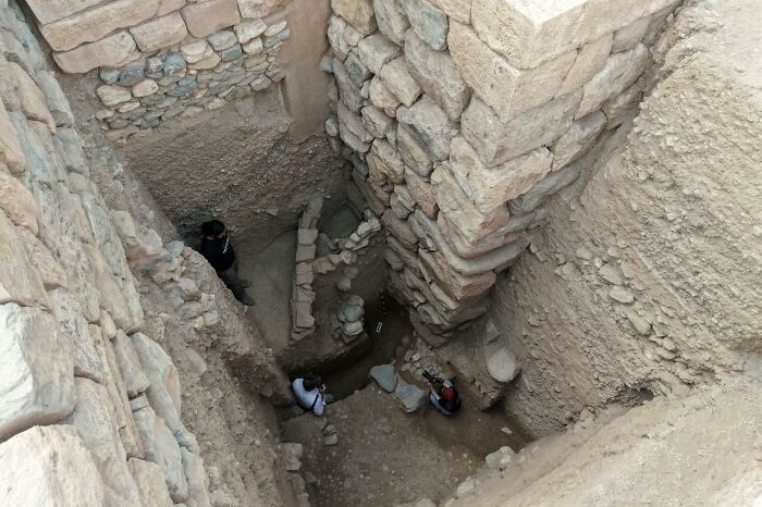 Los arqueólogos que excavan las ruinas del palacio lidio de 2.800 años en el oeste de Türkiye, revelando muros de piedra antiguos.