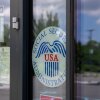 La entrada en una oficina de campo en Staten Island, Nueva York, tiene un letrero en el vidrio que enumera las horas y el sello de la Administración del Seguro Social con un águila y