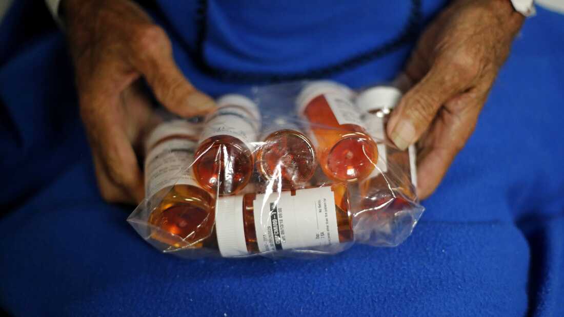 El calor presenta un riesgo adicional para millones de estadounidenses que toman medicamentos para problemas que van desde la presión arterial alta hasta los antidepresivos.