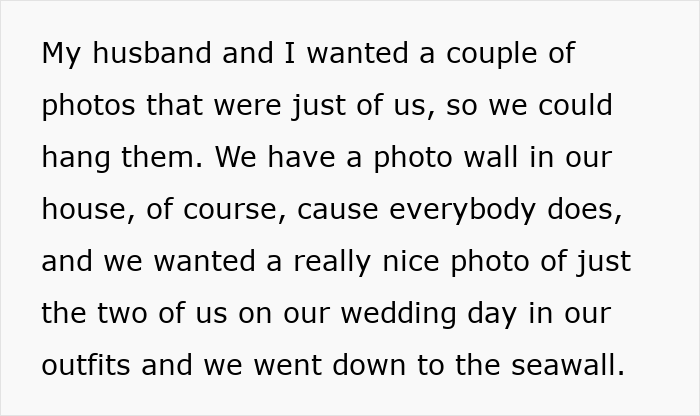 La pareja discute recrear fotos de bodas debido a malas tomas originales, apuntando a mejores recuerdos en su pared de fotos.