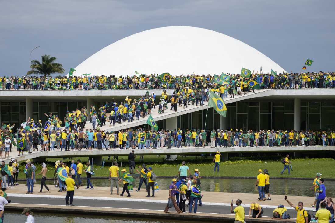 Los manifestantes, partidarios del ex presidente de Brasil, Jair Bolsonaro, asaltan el edificio del Congreso Nacional en Brasilia, Brasil, el 8 de enero de 2023.