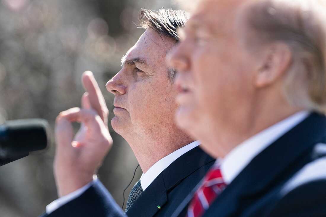 El presidente de Brasil, Jair Bolsonaro, escucha mientras el presidente de los Estados Unidos, Donald Trump, habla durante una conferencia de prensa en el jardín de rosas de la Casa Blanca el 19 de marzo de 2019 en Washington, DC
