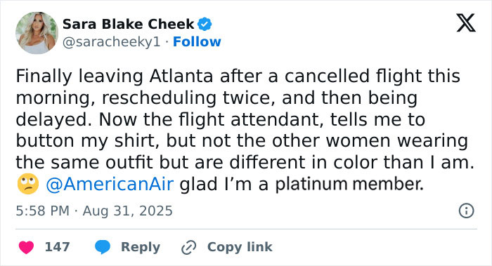 Tweet de Sara Blake Cheek que describe la azafata que la obligó a la camisa de botones, destacando la discriminación de los senos grandes durante el retraso de los viajes.