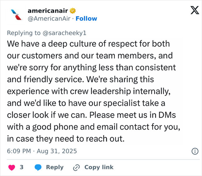American Airlines responde a una auxiliar de vuelo de golpe modelo por la discriminación de los senos grandes y la aplicación del código de vestimenta.