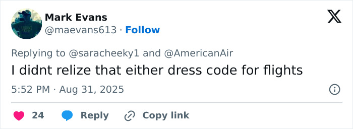 Tweet de Mark Evans discutiendo el código de vestimenta de vuelo, destacando los problemas relacionados con la discriminación de los senos grandes en las aerolíneas.