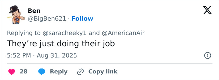 Captura de pantalla de un tweet que responde a un incidente de auxiliar de vuelo, mencionando la controversia de la discriminación de los senos grandes.