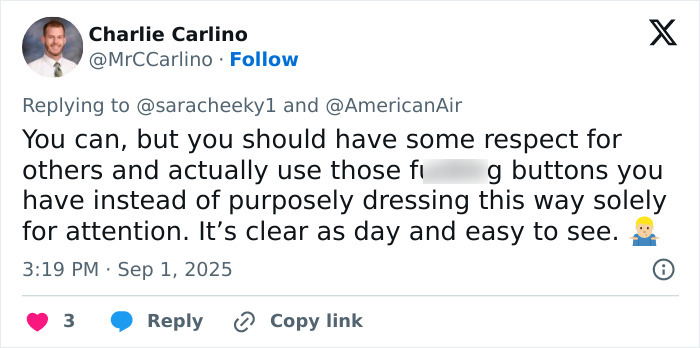 Tweet criticando el vestido de una modelo, mencionando el uso de botones y atención, relacionado con las reclamaciones de discriminación de grandes senos.
