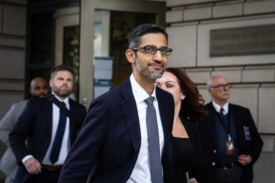 Google y el CEO de Alphabet, Sundar Pichai, abandonan el Tribunal Federal el 30 de octubre de 2023 en Washington, DC. Pichai testificó para defender su compañía en el mayor caso antimonopolio desde la década de 1990.