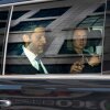 En esta foto, el CEO de Google, Sundar Pichai, se sienta en un automóvil, mirando su teléfono celular, mientras sale de la corte federal en Washington, DC