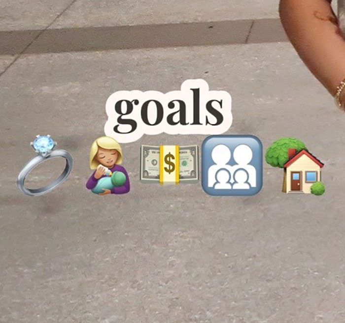 Publicación en las redes sociales que muestra los objetivos de la maternidad y la familia con emojis de bebé, dinero, familia y casa en piso concreto.