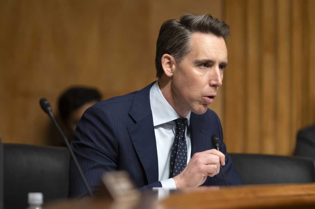 El senador Josh Hawley, R-Mo., Habla durante una audiencia del 3 de abril en Capitol Hill. Hawley es un impulso para un proyecto de ley bipartidista en el Senado que prohibiría a los legisladores comerciar o tener acciones individuales.