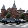 Los miembros de la policía del Parque de los Estados Unidos guardan una entrada al túnel de la calle 9 frente al castillo de Smithsonian el 13 de agosto de 2025 en Washington, DC, después de que la administración Trump iniciara una adquisición federal de la policía de DC y desplegó la Guardia Nacional.