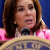 Jeanine Pirro, fiscal de los Estados Unidos del Distrito de Columbia, habla de detrás de un atril durante una conferencia de prensa el 26 de agosto de 2025 en Washington, DC