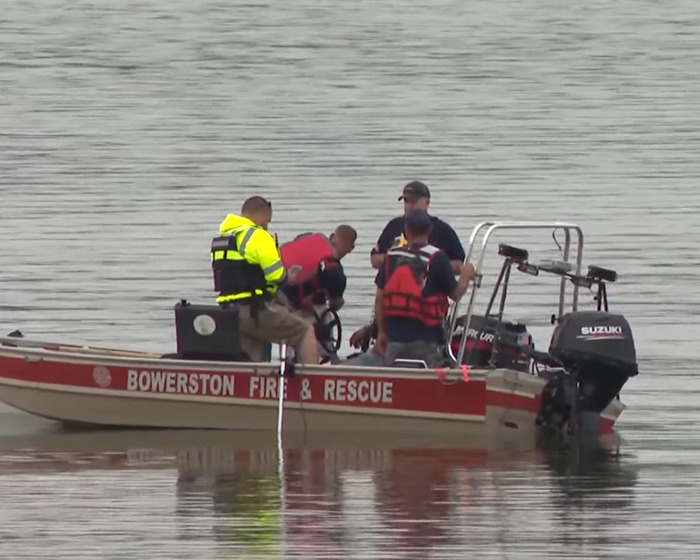 Equipo de rescate en bote en el agua durante los esfuerzos de recuperación relacionados con la confesión escalofriante de Amish Mom después de un incidente ahogado.