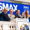 Newsmax pagará $ 67 millones a los sistemas de votación de Dominion para resolver una demanda sobre la cobertura de la red de las elecciones presidenciales de 2020. En esta foto del 3 de abril de 2025, el CEO de NewsMax, Chris Ruddy, y el ex alcalde de la ciudad de Nueva York, Rudy Giuliani, se unen a otros en la apertura de la negociación en la Bolsa de Nueva York.