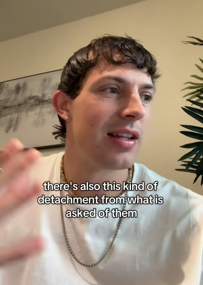 Terapeuta que explica a los clientes de la Generación Z comportamiento preocupante, con camisa blanca y cadena, hablando en un entorno interior informal.