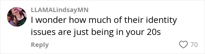 Captura de pantalla de un comentario en las redes sociales que discuten los problemas de identidad relacionados con los clientes de la Generación Z en un contexto de terapia.