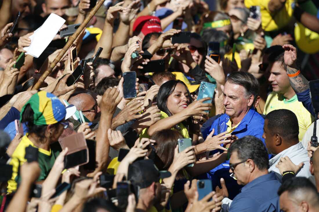 El ex presidente de Brasil, Jair Bolsonaro (R), saluda a los seguidores durante una manifestación en Paulista Avenue en Sao Paulo, Brasil, el 29 de junio.