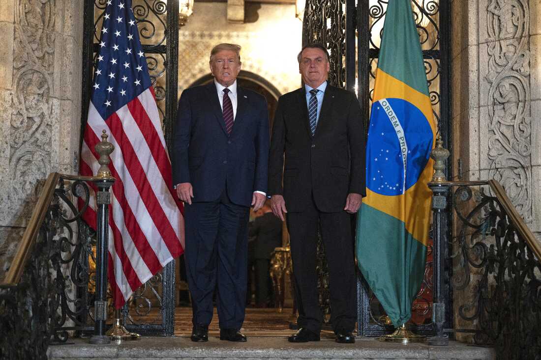 El presidente Trump (izquierda) habla con el entonces presidente brasileño Jair Bolsonaro durante una cena en Mar-a-Lago en Palm Beach, Florida, el 7 de marzo de 2020.