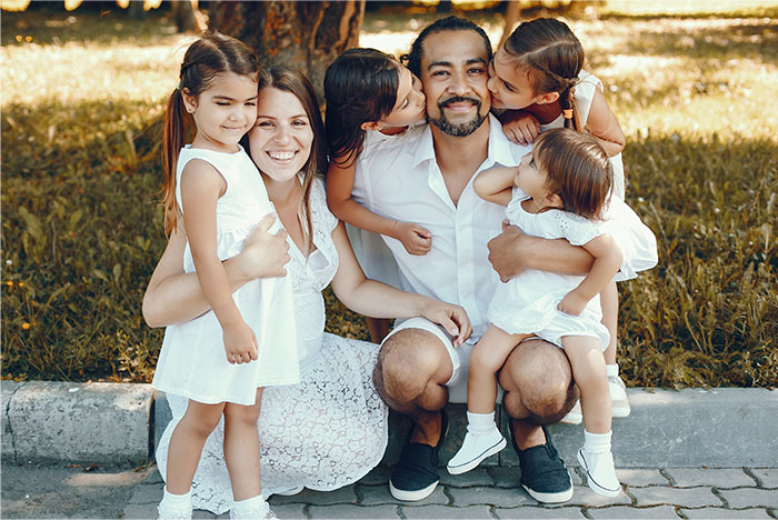 Familia de padres e hijas al aire libre, destacando temas de situación de madre, esposo y hijo abandonado.