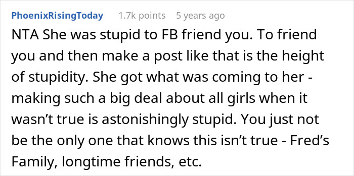 Comentario en línea criticando a mamá se jactan de no niños, destacando las disputas de hijo y familia abandonados del esposo.