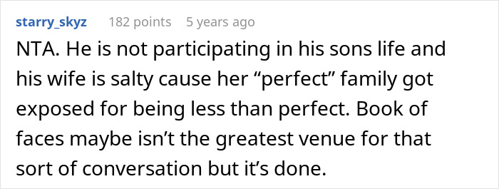 Comentario en línea criticando a mamá por ignorar al hijo abandonado del marido en el debate familiar sin necesidad de niños.