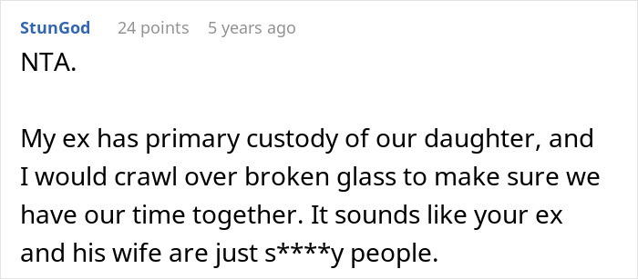 El comentario en línea discute a mamá que se jacta y es llamado al hijo abandonado del marido en disputa de custodia familiar.