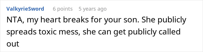 Captura de pantalla de un comentario en línea discutiendo a una madre que se jacta y es llamado para el hijo abandonado del marido.