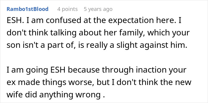 Comentario en línea discutiendo la confusión sobre el hijo abandonado de un esposo y el alarde en línea de una madre sobre no necesarios los niños.