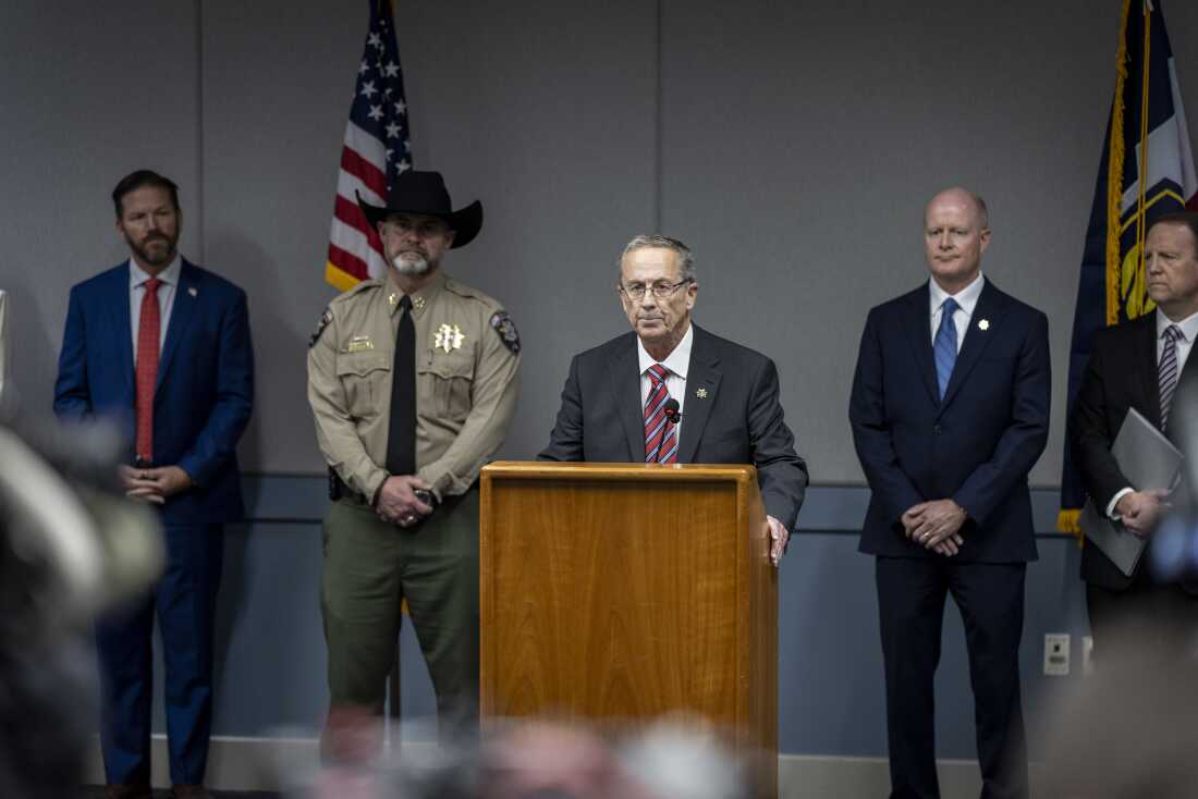 El fiscal general del condado de Utah, Jeff Gray, habla el martes durante una conferencia de prensa sobre Tyler Robinson, el sospechoso del tiroteo de Charlie Kirk. Gray anunció que Robinson está acusado de siete cargos, incluido el asesinato agravado en el asesinato de Kirk la semana pasada en el campus de la Universidad de Utah Valley.