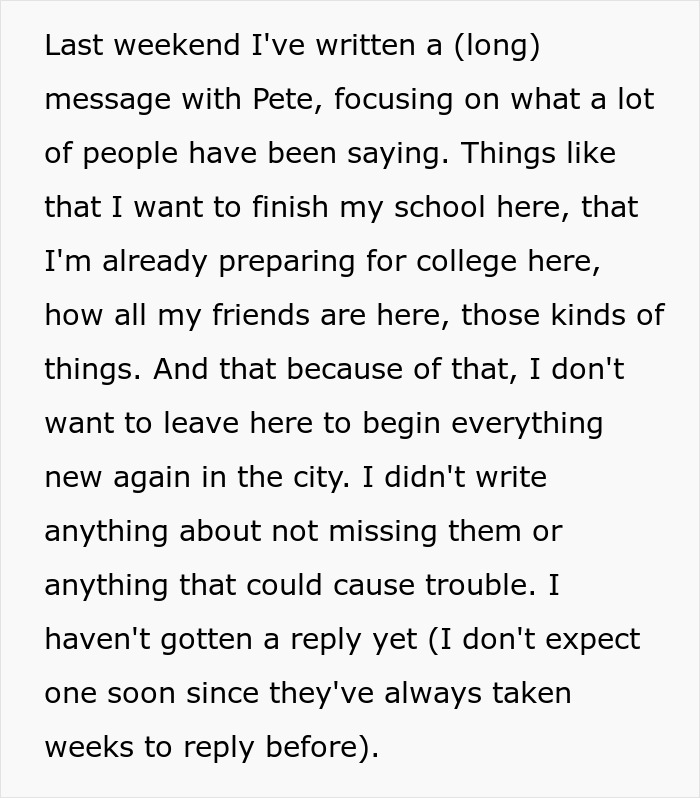 Extracto de texto de una niña de 17 años cuya vida se sacude después de que los padres regresan de un viaje mundial de 7 años.