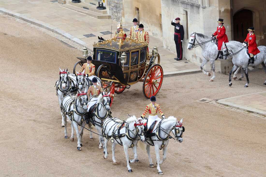 El rey Carlos III y el presidente Trump en el entrenador estatal irlandés en el Castillo de Windsor el 17 de septiembre de 2025 en Windsor, Inglaterra.