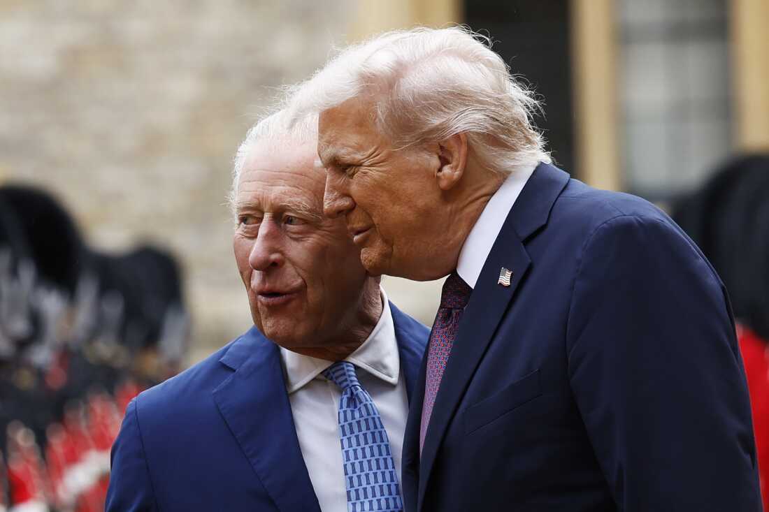 El rey Carlos III y el presidente Trump inspeccionan la Guardia de Honor durante la visita estatal en el Castillo de Windsor el 17 de septiembre de 2025.