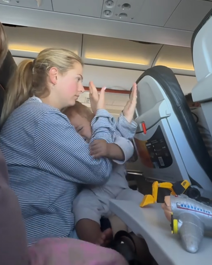 La madre y el niño reaccionan al asiento de avión reclinado que se entrometía en su espacio durante un vuelo, lo que provocó un debate viral.