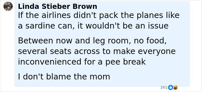 Comentario diciendo que las aerolíneas empacan aviones como latas de sardina causando problemas con asientos de avión reclinados e incomodidad para los pasajeros.