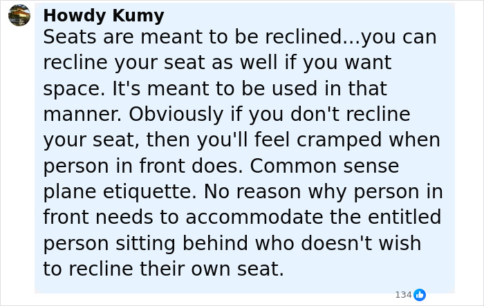 Comente de Howdy Kumy discutiendo el asiento del avión reclinable y etiqueta en respuesta al video viral de una madre molesta sobre el asiento del avión reclinado.