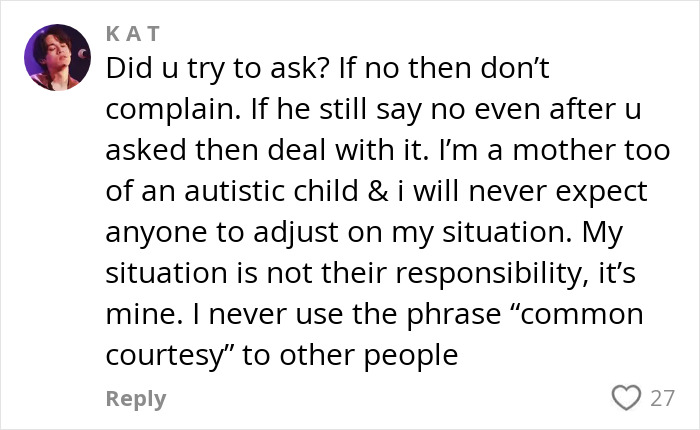 Comentario de una madre molesta discutiendo el asiento del avión reclinado aplastándola y los desafíos que enfrentan otros que no se ajustan.