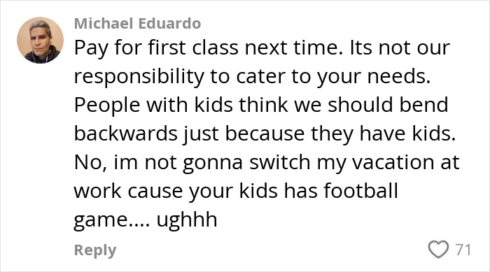 Comente criticando a los padres por esperar alojamientos en vuelos, provocando un debate sobre problemas de asiento de avión reclinado.