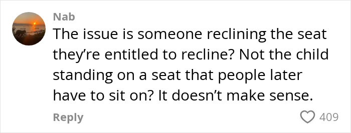 Comentario discutiendo la controversia sobre el asiento del avión reclinado y su impacto, lo que provocó un debate viral entre los espectadores molestos.