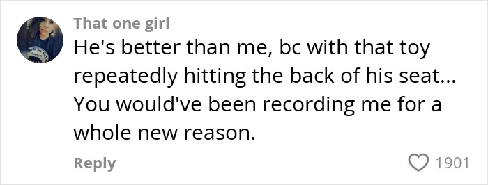 Comentario de una madre molesta compartiendo su experiencia de un asiento de avión reclinado aplastándola durante una discusión de vuelo.