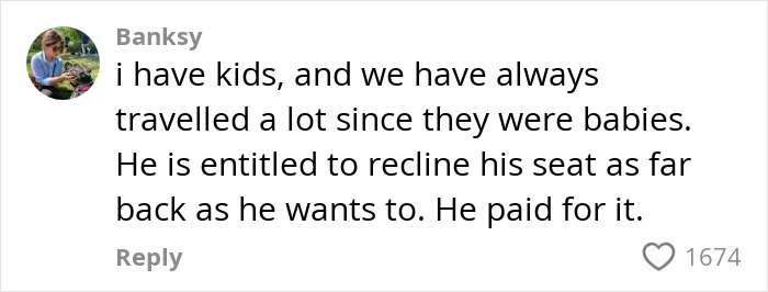 Comentario discutiendo el derecho a reclinar el asiento del avión completamente atrás durante el viaje, lo que provocó el debate de Molded Mom Video.