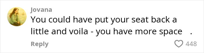 Comente del usuario Jovana respondiendo a una discusión sobre asientos de avión reclinados y espacio limitado en un vuelo.