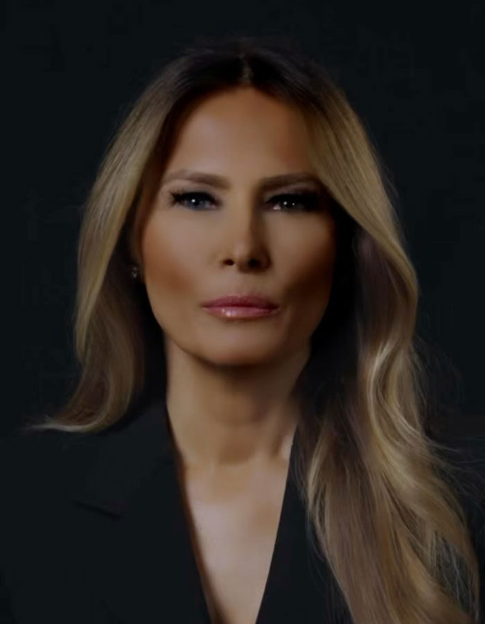 Retrato de Melania Trump con una expresión seria, relacionada con por qué no se refería a la realeza británica durante la visita estatal.