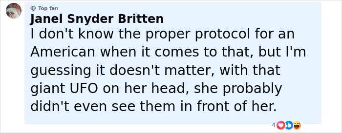 Comente de Janel Snyder Britten discutiendo el protocolo de sombreros y reverso de Melania Trump durante la visita del estado real británico.