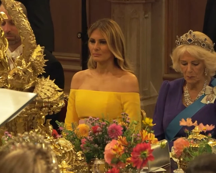 Melania Trump con un vestido amarillo fuera del hombro durante la visita al estado del Reino Unido, destacando las opciones de vestuario y los mensajes ocultos.