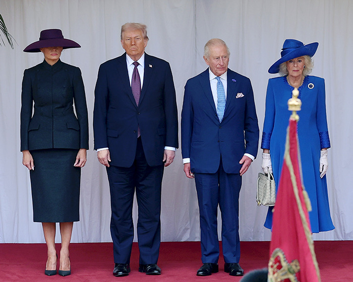 Melania Trump y otros de pie formalmente durante la visita al estado del Reino Unido, destacando las opciones de vestuario y los mensajes ocultos.