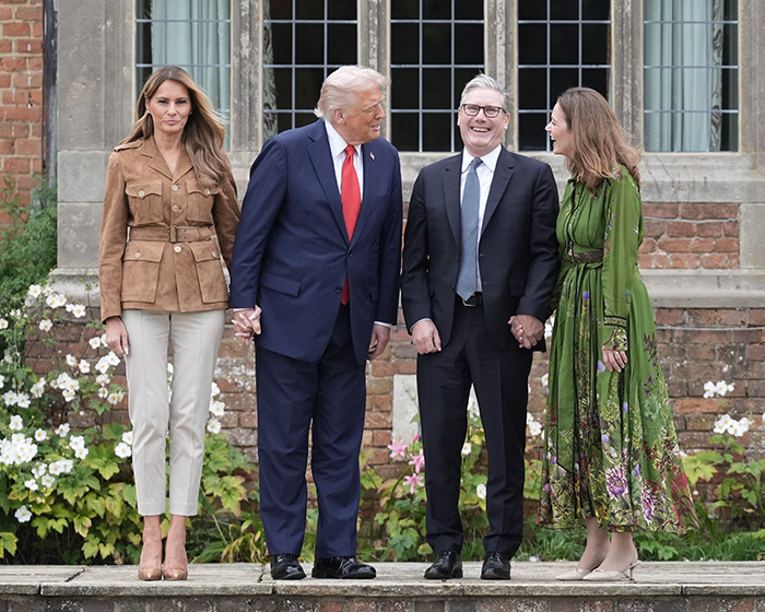 Melania Trump y otros que están al aire libre con atuendos formales, mostrando opciones de vestuario durante la visita al estado del Reino Unido.